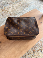 Lade das Bild in den Galerie-Viewer, LOUIS VUITTON CUBE
