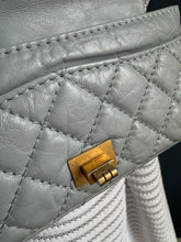 Lade das Bild in den Galerie-Viewer, CHANEL 2.55 GÜRTELTASCHE
