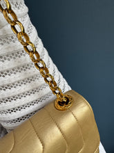 Lade das Bild in den Galerie-Viewer, CHANEL VINTAGE FLAP BAG
