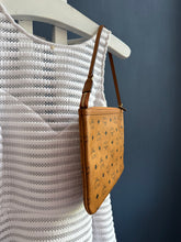 Lade das Bild in den Galerie-Viewer, MCM CLUTCH
