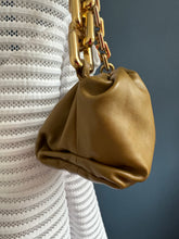 Lade das Bild in den Galerie-Viewer, BOTTEGA VENETA CHAIN POUCH
