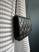 Lade das Bild in den Galerie-Viewer, CHANEL WOC
