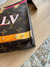 Lade das Bild in den Galerie-Viewer, LOUIS VUITTON 26 TOILETRY SUMMER TRUNK
