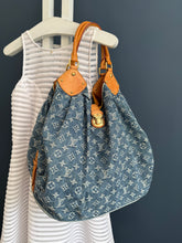Lade das Bild in den Galerie-Viewer, LOUIS VUITTON MAHINA XL DENIM
