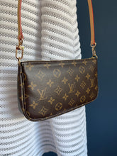 Lade das Bild in den Galerie-Viewer, LOUIS VUITTON POCHETTE
