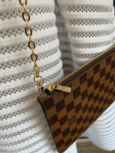 Lade das Bild in den Galerie-Viewer, LOUIS VUITTON CLUTCH
