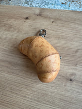 Lade das Bild in den Galerie-Viewer, LOUIS VUITTON CROISSANT ANHÄNGER
