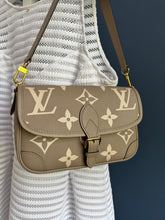 Lade das Bild in den Galerie-Viewer, LOUIS VUITTON DIANE BICOLOR EMPREINTE
