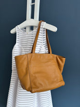 Lade das Bild in den Galerie-Viewer, PRADA VITELLO DAINO BAG
