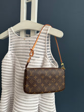Lade das Bild in den Galerie-Viewer, LOUIS VUITTON POCHETTE ACCESSOIRES
