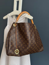 Lade das Bild in den Galerie-Viewer, LOUIS VUITTON ARTSY MM
