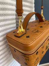 Lade das Bild in den Galerie-Viewer, MCM KOSMETIK CROSSBODYBAG
