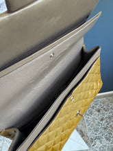 Lade das Bild in den Galerie-Viewer, CHANEL MAXI DOUBLE FLAP
