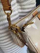 Lade das Bild in den Galerie-Viewer, LOUIS VUITTON MULTI POCHETTE BY THE POOL
