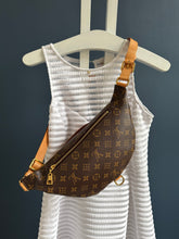 Lade das Bild in den Galerie-Viewer, LOUIS VUITTON BUMBAG
