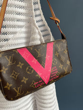 Lade das Bild in den Galerie-Viewer, LOUIS VUITTON POCHETTE ACCESSOIRES
