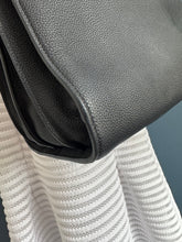 Lade das Bild in den Galerie-Viewer, YSL SAC DE JOUR
