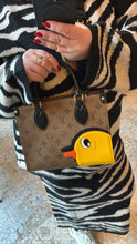 Lade das Bild in den Galerie-Viewer, LOUIS VUITTON ONTHEGO PM  DUCK
