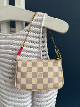 Lade das Bild in den Galerie-Viewer, LOUIS VUITTON MINI POCHETTE
