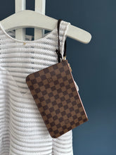 Lade das Bild in den Galerie-Viewer, LOUIS VUITTON CLUTCH
