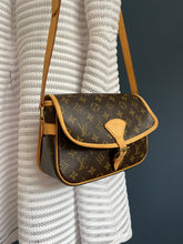 Lade das Bild in den Galerie-Viewer, LOUIS VUITTON SOLOGNE
