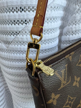 Lade das Bild in den Galerie-Viewer, LOUIS VUITTON POCHETTE ACCESSOIRES
