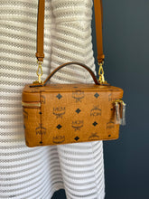 Lade das Bild in den Galerie-Viewer, MCM KOSMETIK CROSSBODYBAG
