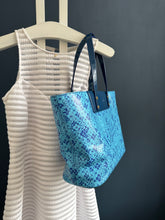 Lade das Bild in den Galerie-Viewer, LOUIS VUITTON COSMIC PM
