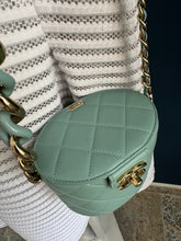 Lade das Bild in den Galerie-Viewer, CHANEL VANITY CASE
