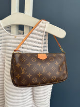 Lade das Bild in den Galerie-Viewer, LOUIS VUITTON POCHETTE
