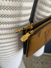 Lade das Bild in den Galerie-Viewer, LOUIS VUITTON DOUBLE ZIP POCHETTE REVERSE
