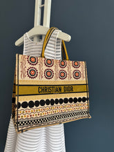 Lade das Bild in den Galerie-Viewer, DIOR TOTE BOOK
