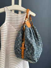 Lade das Bild in den Galerie-Viewer, LOUIS VUITTON MAHINA XL DENIM
