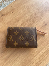 Lade das Bild in den Galerie-Viewer, LOUIS VUITTON ROSALIE COIN GELDBÖRSE
