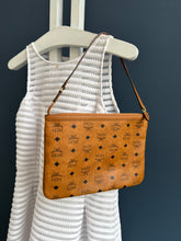 Lade das Bild in den Galerie-Viewer, MCM CLUTCH
