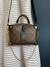 Lade das Bild in den Galerie-Viewer, LOUIS VUITTON PETITE MALLE SOUPLE
