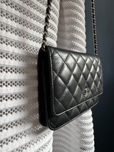 Lade das Bild in den Galerie-Viewer, CHANEL WOC
