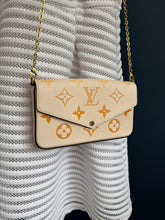 Lade das Bild in den Galerie-Viewer, LOUIS VUITTON FÉLICIE BY THE POOL
