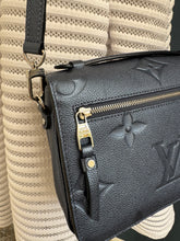 Lade das Bild in den Galerie-Viewer, LOUIS VUITTON MÉTIS PERLMUTT
