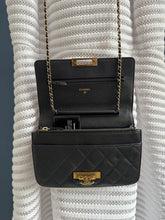Lade das Bild in den Galerie-Viewer, CHANEL GOLDEN CLASS WOC
