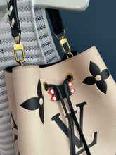 Lade das Bild in den Galerie-Viewer, LOUIS VUITTON NÉONOÉ CRAFTY
