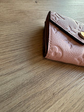 Lade das Bild in den Galerie-Viewer, LOUIS VUITTON ZOÉ GELDBÖRSE
