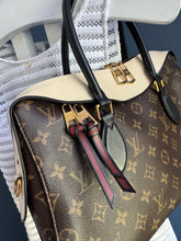 Lade das Bild in den Galerie-Viewer, LOUIS VUITTON TUILERIES
