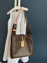 Lade das Bild in den Galerie-Viewer, LOUIS VUITTON ATLANTIS GM
