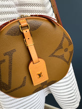 Lade das Bild in den Galerie-Viewer, LOUIS VUITTON BOÎTE CHAPEAU SOUPLE MM
