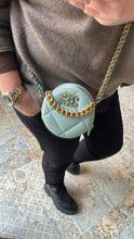 Lade das Bild in den Galerie-Viewer, CHANEL 19 DENIM ROUND CLUTCH
