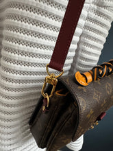 Lade das Bild in den Galerie-Viewer, LOUIS VUITTON MÉTIS MIT GEFLOCHTENEN GRIFF
