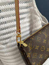 Lade das Bild in den Galerie-Viewer, LOUIS VUITTON POCHETTE ACCESSOIRES
