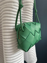 Lade das Bild in den Galerie-Viewer, BOTTEGA VENETA CASSETA CAMERA BAG
