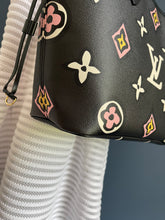 Lade das Bild in den Galerie-Viewer, LOUIS VUITTON NEVERFULL GIANT WILD AT HEART
